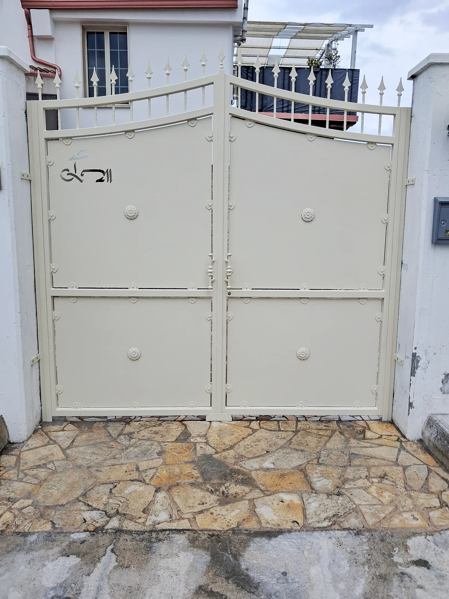 Cancello avorio a due ante con decorazioni