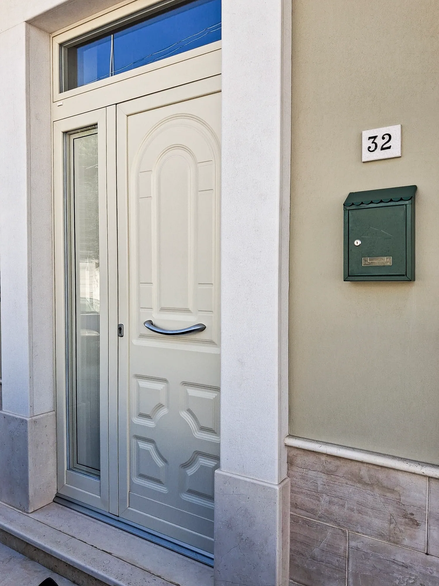 Portone chiaro decorato con vetrata laterale e sopraluce